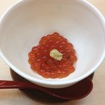 鮨十 - イクラ醤油漬け。生のりが添えられています。一粒一粒がとても柔らかく、口に入れるとぷちっとはじけます❤︎