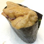 鮨十 - ¥15,000コースの握り鮨6貫の生うに。