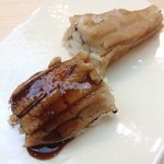 鮨十 - ¥15,000コースの握り鮨6貫の穴子。手前は特製タレと、奥はレモンと塩で。