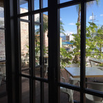 オニジャス コーヒー ヴィレッジ - 窓から外を見ても、景色が富田林に見えない不思議。