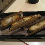 海鮮 徳寿 - マテ貝（網がいっぱいだったので、ツマミのつなぎに下で焼いて持ってきてくれました）