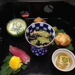 つる幸 - 八寸：ブルーチーズの煮こごり・シャインマスカットの白和え・みょうが寿司・さつま揚げ・だだ茶豆・ブルーベリーとつる豆・きぬかつぎアンチョビ・厚焼きくるみ