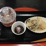 つる幸 - 止肴：刻み野菜・能登の一口もずく・三つ葉を巻いた赤イカのルイベ