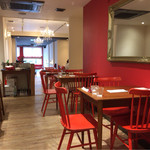 ルイ・ドゥ・レトワール - フランスのブラッスリーの様な内観。肩肘張らず、頂けます。