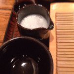 Teuchikoshikisoba - 大根の搾り汁と醤油を混ぜ合わせます