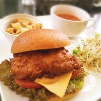 カレス - チキンフリットとチェダーチーズのライ麦バーガー (スープ、サラダ、ポテト、ドリンク付き)　1000円