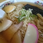 元祖十文字中華そば マルタマ - 冷っこい中華は麸の代わりにゆで玉子がトッピングされます