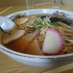 元祖十文字中華そば マルタマ - とても大きい丼です