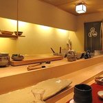 すゝき野 鮨金 - 美しい白木のカウンター