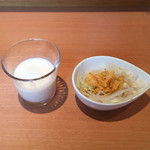 AYUMUNYA - ヨーグルトとサラダ