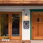 Kafe Ore! Suitenguu - 白い壁と、大きな木のドアが目印です