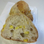 パン ト チュ - 
トウモロコシをコーンミールで包んだまさにコーンづくしのパンです。

