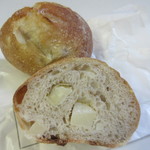 パン ト チュ - 大胆にも中に角切りのジャガイモを詰めたパン、案外朝食にピッタリでした。

