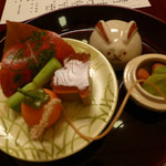 渡風亭 - 九月：前菜（ぎんなん煎餅、茶豆赤土揚げ、柿の葉うの花寿司、柿ゆり根、杵きゅうり、イチョウ鶏レバー羹）