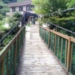 信夫温泉のんびり館 - 宿へは、つり橋「幸福橋」を渡って