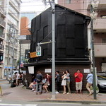 煮干しつけ麺 宮元 - 第一待ち集団！第二待ち集団！（第三待ち集団は食券買中）