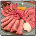 牛新 - 上焼肉盛合せ。相変わらずタンが旨い。ここのタンはレア目に焼くのがベスト。カルビは悪くはないが、やや淡白な味わい。ロースは2種類の部位が盛られていて、脂の乗った方はとろけるような食感で美味しかったですが、赤身がちな方はやや臭みがありイマイチでした。