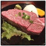 牛新 - ヒレ・どまんなか。若干後味に臭みが残りましたが、キメ細やかで柔らかく、前歯がスッと肉繊維に吸い込まれるような食感で、旨味も濃厚でした。