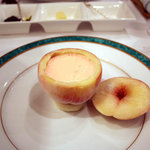 Hermitage de Tamura - 桃の冷たいスープ。ふたを開けた状態