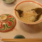 鯛のおこわ桜の葉を添えて