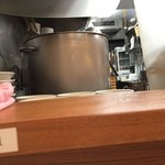 Ramen Horiuchi - 巨大なズープ寸胴。何故か腰高に上げてある。