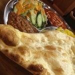 インド料理 ザ タンドール - タンドールスペシャルターリーセット★
            
            辛さ1番上でもまろやか笑
            
            チキンバターマサラは唐辛子がよくきいていますが辛くはありません笑
            
            鶏ひき肉のキーマカレーはキーマといってもちゃんとインドの味。
            
            
            サラダもたっぷりでカレードレッシングがかかっています。
            
            
            
            大きなナンの下にはタンドールチキンが隠れているんです！
            やわらか〜！
            
            
            サフランライスも隠れていますが、日本米なのでなんだかなぁ。
            
            