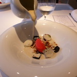 レストランディファランス - 巨峰と麦とフランボワーズとフヌイュ、ソースを注いでくれました！