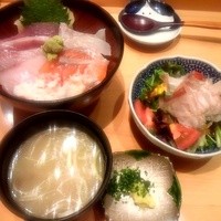 築地すし好 JIN仁 赤坂アークヒルズ店 - ランチの丼、サラダ、おしんこ、御みそ汁