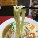 麺処 古武士 - 麺は丸ストレートでポキッと食感。
