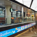 スターバックス コーヒー キラリナ京王吉祥寺店 - 駅の連絡通路を見下ろす場所にも席があります
