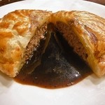 a table - 仏ブレス産デミ・ソバージュのコルヴェール　腿肉と内臓のパイ包み焼き　トリュフのソース