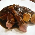 a table - 仏ブレス産　デミ・ソバージュのコルヴェール　胸肉のロティ　サルミソース