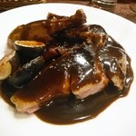 a table - 仏ブレス産　デミ・ソバージュのコルヴェール　胸肉のロティ　サルミソース