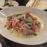 Kulu Kulu - チキンとえだ豆とトマトのクリームパスタ1080円