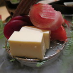 個室会席 北大路 虎ノ門茶寮 - さざ波大根・紅おくら・ビーツ・豆腐・醤油クリームチーズ、アボガド・湯葉刺し