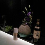 Bar LA SALA - 季節の果物とオーナーの生け花がカウンターを華やかに