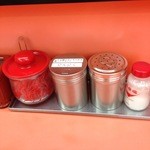 福龍軒 - ニンニク粉、胡椒、紅生姜、塩の調味料