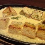 活菜旬魚 さんかい - ガーリックトーストブルーチーズ焼き