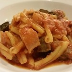 Piatto del Beone - 茄子とベーコンのシチリア風トマトソースパスタ。