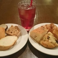 TOOTH TOOTH TOKYO - 食べ放題のパンと黒酢ブドウとベリーのドリンク