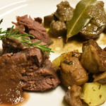 TRATTORIA Ca del TOMO - 2015/09/17：鹿の煮込み、奥はもつ煮込み