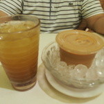 Tai Hing - セットについてきたミルクティーとマンダリンオレンジなんたらジュース