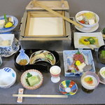 湯葉ととうふ懐石 花利久 - 懐石コース【汐衣】です。台の物は引上げ湯葉又は寄せ豆腐がお選び頂けます。四二〇〇円（二名様より）