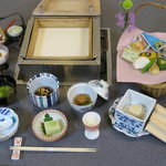 湯葉ととうふ懐石 花利久 - ランチメニュー【花籠】です。台の物は引上げ湯葉又は寄せ豆腐がお選び頂けます。二八〇〇円（二名様より）