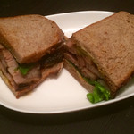 BARU 竹末 - 丸一日燻したBBQブリスケットサンドウィッチ バーボンBBQソースをテイクアウト。