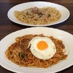 星乃珈琲店 - 「目玉焼きのせミートソース（880円）」と「厚切りベーコンときのこのボルチーニクリーム（930円）」