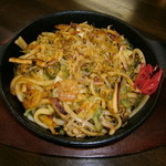 駄菓子屋笑話 - 駿河焼きうどん　桜えび、イカ、むき海老が入り、笑話自慢の醤油味　530円