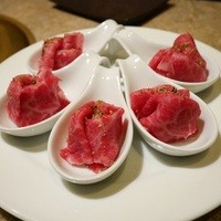 焼肉 銀座コバウ 特別室 - 炙りユッケ パンを添えて