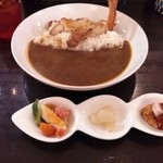 風我亭 - 黒カレーも捨てがたかったが、チキンも食べたかったのでこれにしました。＋100円で付け合わせ３種類