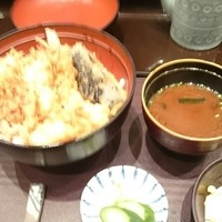 天ぷら ひさご - 天丼セット　赤出汁、香の物、サラダ